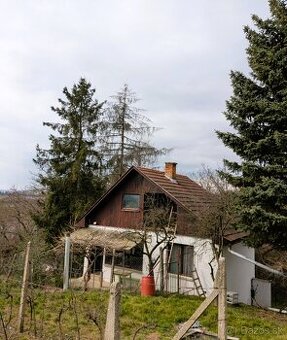 Rekreačný dom so slnečným pozemom v top lokalite v Leviciach