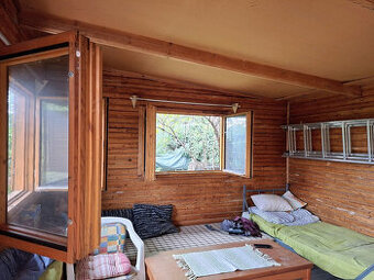 ZÁHRADA S CHATKOU VHODNÁ NA RELAX, AJ PESTOVANIE OVOCIA A ZE