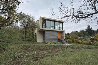 Pozemok nad Dubčekovou ulicou