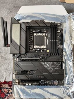 Predam Asus Strix X670E-F gaming wifi
