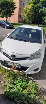 Predam kvalitnu zachovalu bielu Toyotu Yaris 1,0. - 1