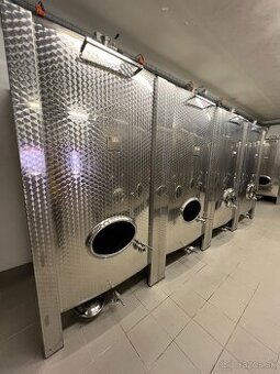 NEREZOVÁ NÁDRŽ UZAVŘENÁ 2500L S CHLAZENÍM HRANATÁ