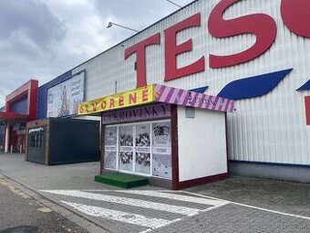 Predajný stánok pred Tescom v Martine
