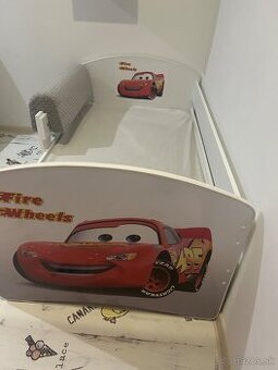 Detská posteľ s autíčkom