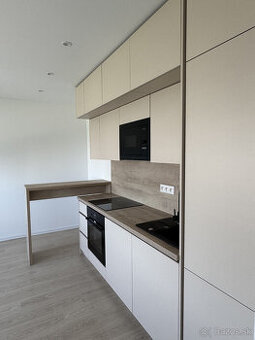 KRÁSNY novozrekonštruovaný kompletne zariadený 2 izbový byt