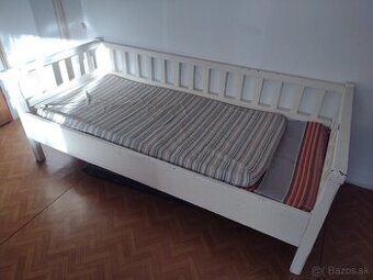 starožitná postel drevena