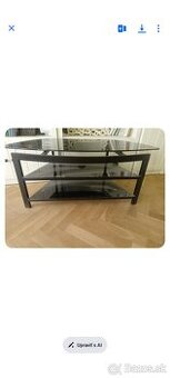 Sklenný stolík pod TV