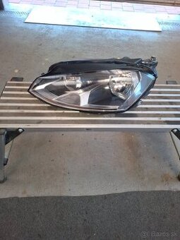 Volkswagen Golf 7  predné ľavé svetlo