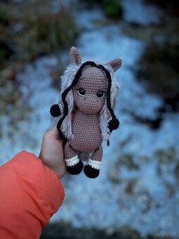 Ručne háčkovaný koník – symbol nadchádzajúceho roka