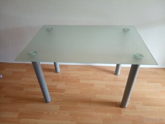 Sklenený jedálenský stôl