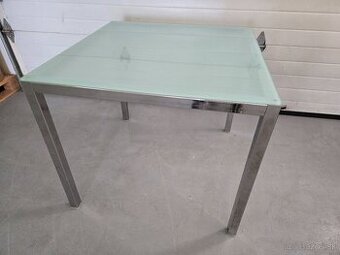 Moderný kuchynský chrómovaný stôl