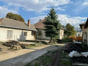 Predám starší 5izbový rodinný dom v obci Vrakuň