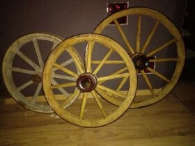Staré kolesá z dreva-zreštaurované