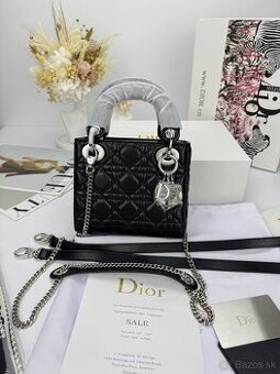 Elegantná čierna mini kabelka so striebornými detailmi