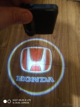 Svietiaci znak Honda po otvorení dveri