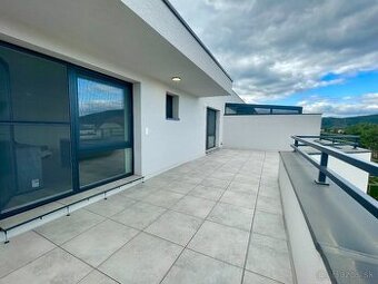 Prenajom 2i byt TN - novostavba, terasa, parking, nadstandar