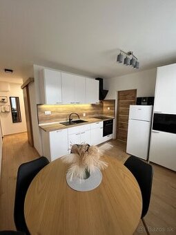 Na prenájom zrekonštruovaný 2-izbový byt v Šuranoch