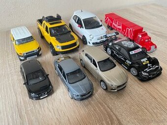 8 stredne veľkých autíčiek