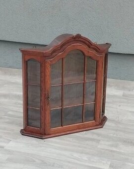 Vitrína nástenná – 70 x 65 x 15,5 cm.