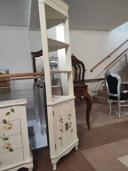 Rohová maľovaná vitrína