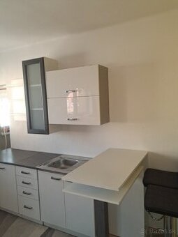 Kuchynská linka+ barový stôl so stoličkami