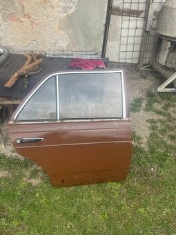 Mercedes W123 - hnedé zadné pravé dvere A palivové dvierka