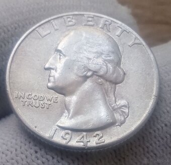 Strieborné 1/4 dollaré.