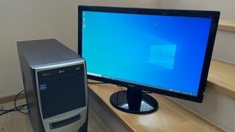 Starší PC s monitorom