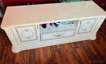 Elegantná krémová komoda