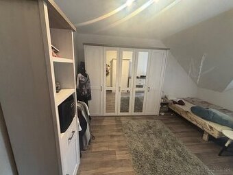 Paravati šatníkova skriňa