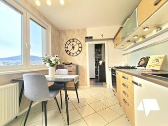 Predaj veľký 3 a pol-izbový byt Nitra- Chrenová, balkón- 77 