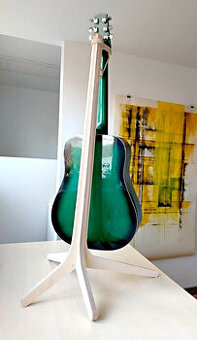 drevený stojan na gitaru