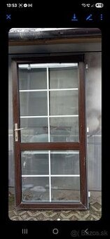 Vonkajšie plastové dvere.