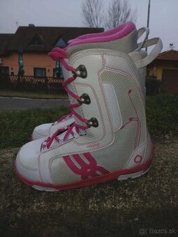 Boty na snowboard.