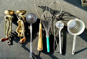 Staré nožíky, mlynčeky, injekcie, lúkoťové kolesá, kefka