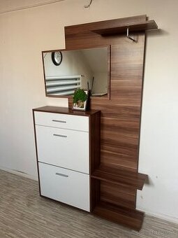 Botanik so zrkadlom a vešiakovou stenou