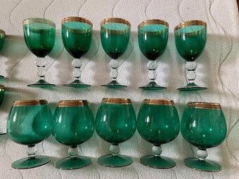 Pozlátené zelené sklo poháre poldecáky 16 kusov