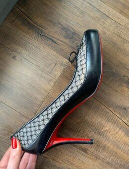 Christian Louboutin - sieťované lodičky