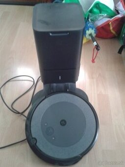 roboticky vysavač romba i3+ so zakladnou pre odpad