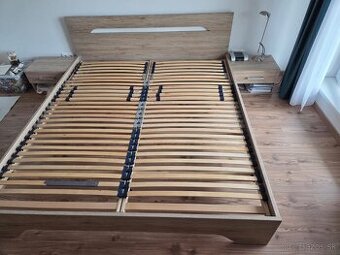Staršia Posteľ IKEA a nočné stolíky k nej.
