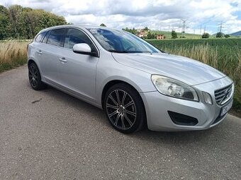 VOLVO V60 Momentum