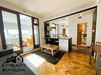 Výnimočný 3-izbový byt s veľkou presklenou terasou v srdci P