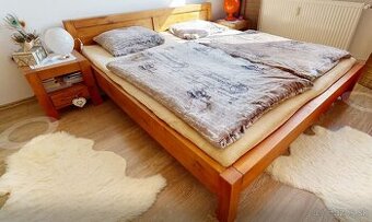 Predám manželskú posteľ z masívu so stolíkmi