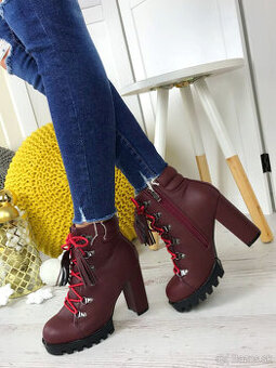 Dámske čižmy s červenými okrásnymi šnurkami