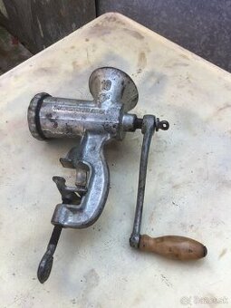 MLYNčEK NA MASO č.10