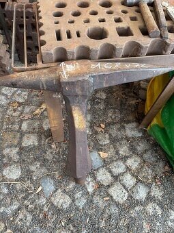 Starožitná kovadlina rohatina