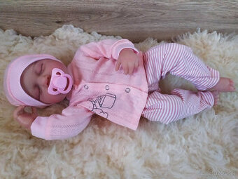 Realistická bábika