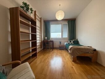 zariadená izba v 3i byte po rekonštrukcii – Solinky