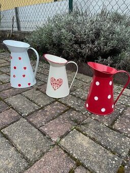 Plechové okrasné džbány