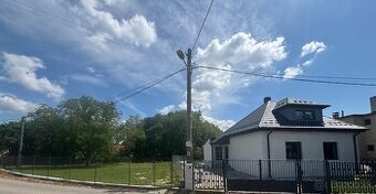 Rodinný dom s krásnym slnečným pozemkom o výmere 950 m2 v Bá